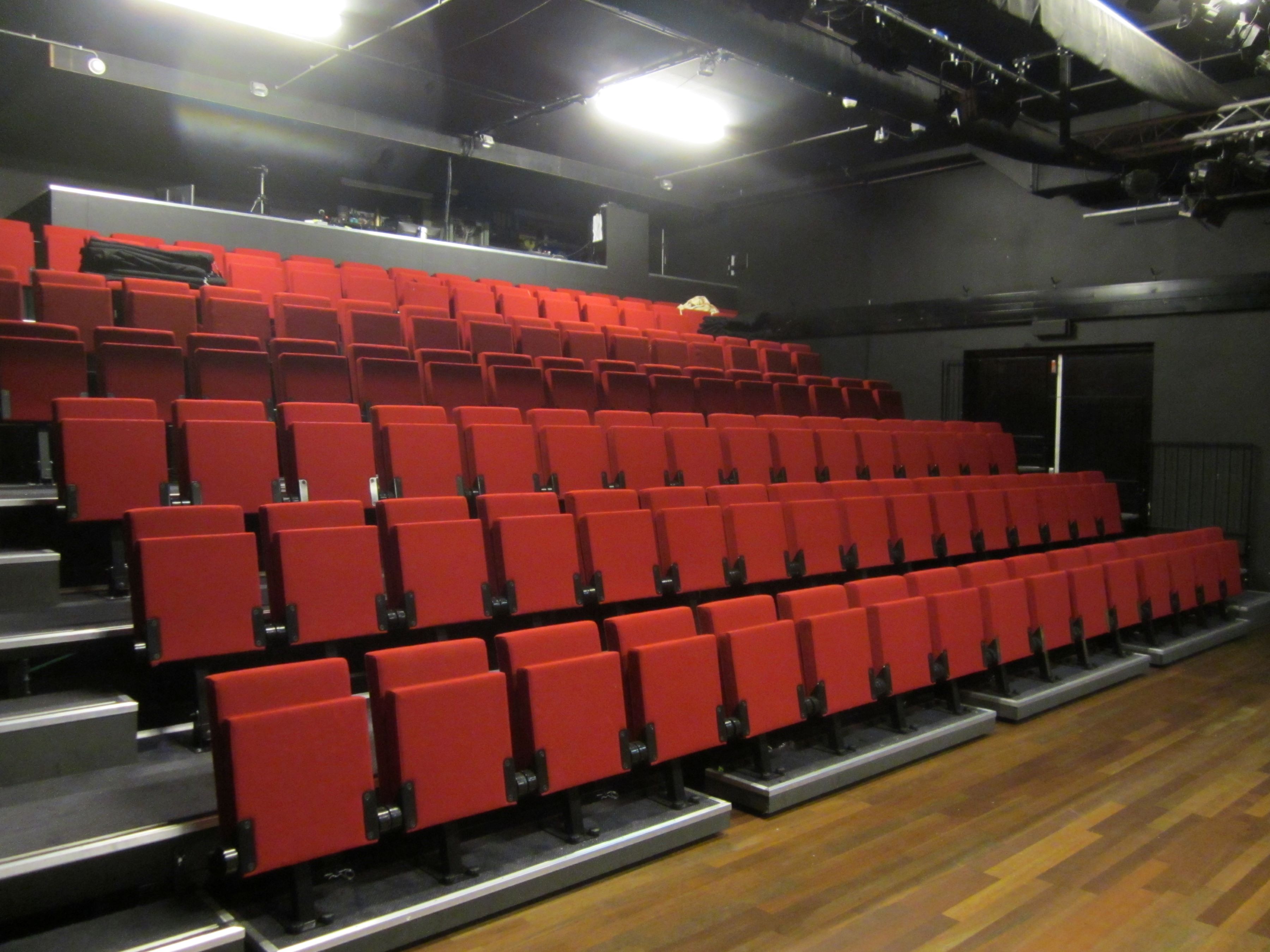 Mobiele telescopische tribune | Jeuegdtheater Rabarber | COS Tribune  Mobiele telescopische tribune | Jeuegdtheater Rabarber | COS Tribune