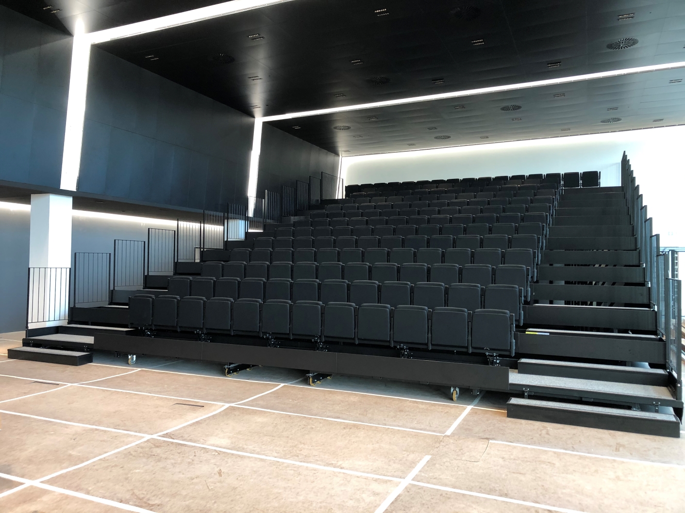 Telescopische tribune | Serapid - Multivac Wolfertschwenden | COS Tribune  Telescopische tribune | Serapid - Multivac Wolfertschwenden | COS Tribune