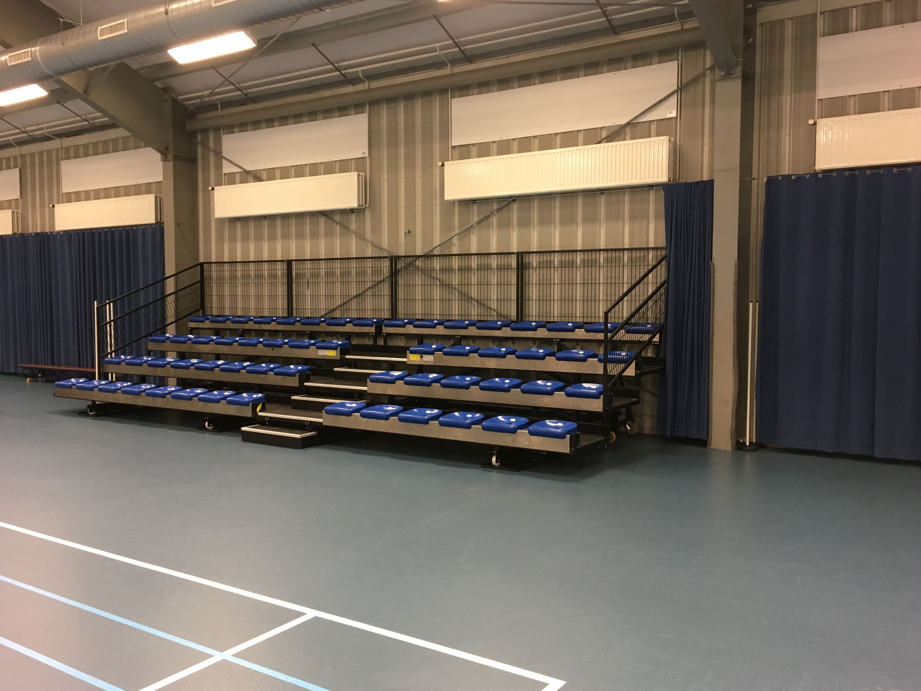 Mobiele tribunes TI26/32 Hontenissehal Hulst | COS Tribune  Mobiele tribunes TI26/32 Hontenissehal Hulst | COS Tribune