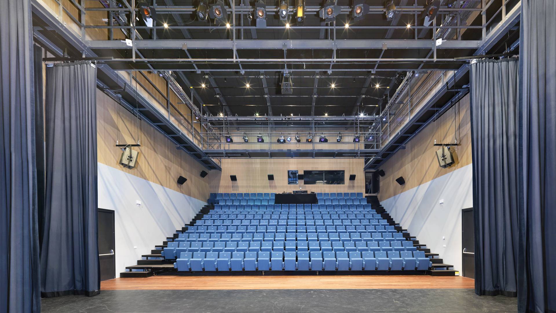 Theater De Bussel Oosterhout| COS Tribune  Theater De Bussel Oosterhout| COS Tribune