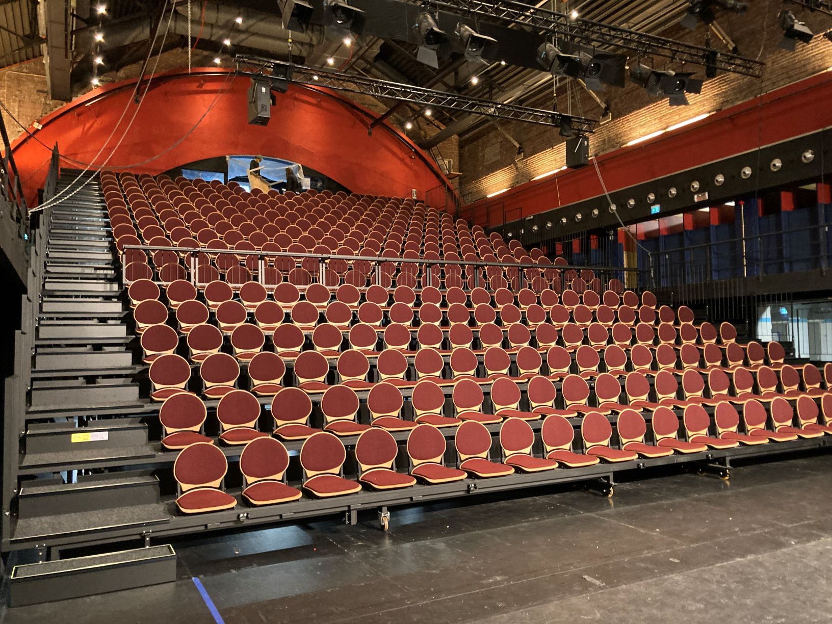 Theater De Regentes Den Haag | COS Tribune  Theater De Regentes Den Haag | COS Tribune